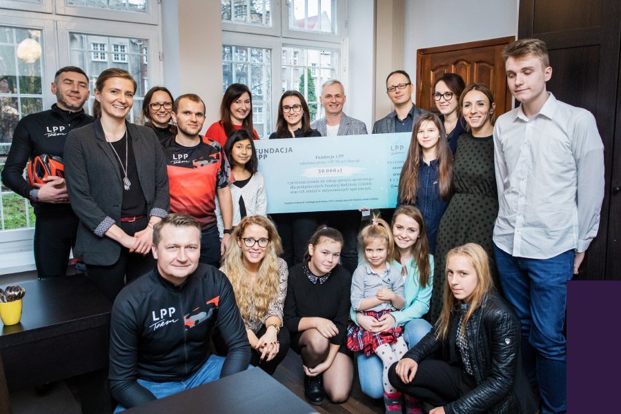 In three months they covered almost 60,000 kilometers for two charity organizations: Stowarzyszenie SIEMACHA and Fundacja Rodzinny Gdańsk In three months they covered almost 60,000 kilometers for two charity organizations: Stowarzyszenie SIEMACHA and Fundacja Rodzinny Gdańsk