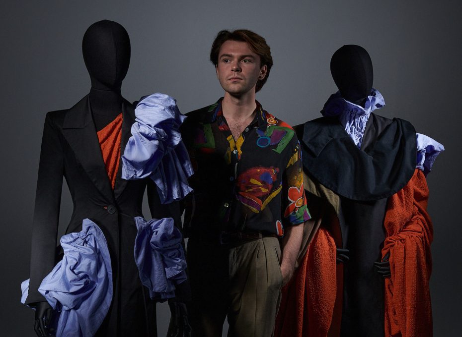 Projekty modowe laureatów konkursu Responsible Fashion Awards w witrynach sklepów Reserved